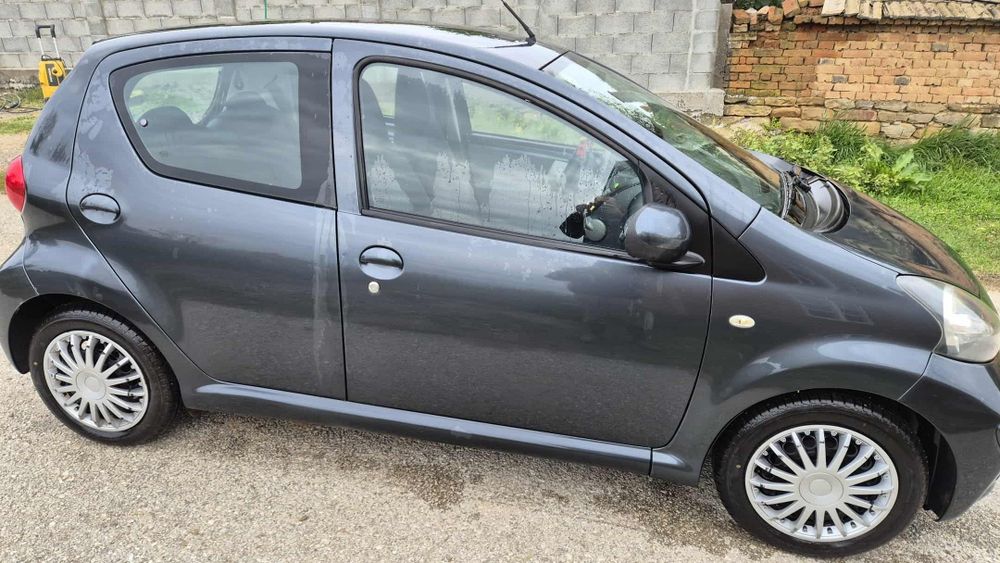 Малка нежна кола Toyota Aygo