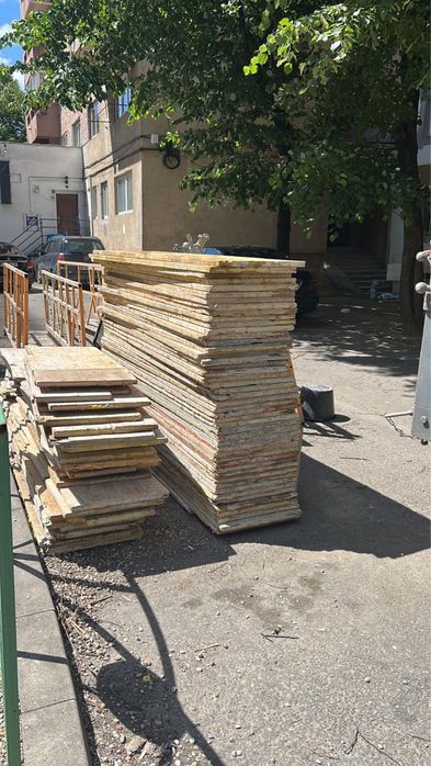 Inchiriez: schele, popici si panouri de cofrat
