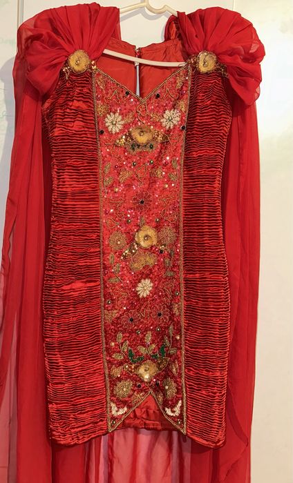 Rochie de seară scurtă cu trenă din spate