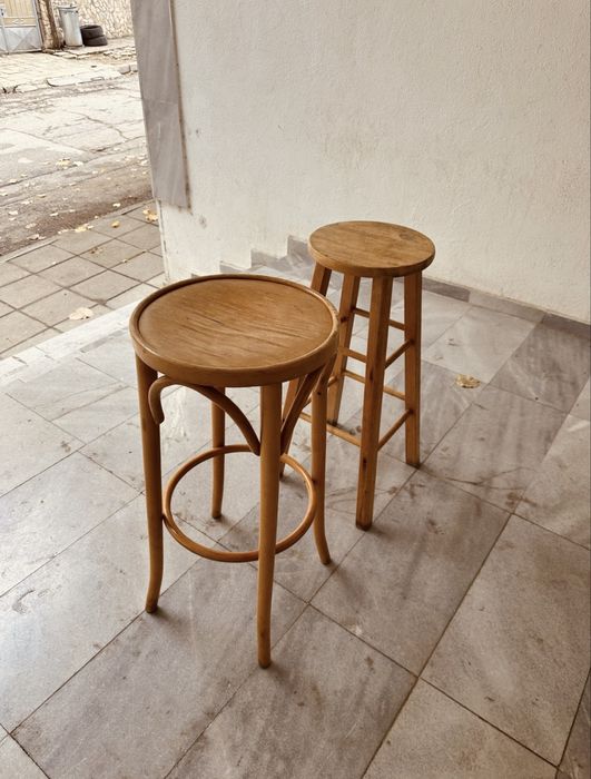 Продавам два дървени ретро бар стола в добро състояние.