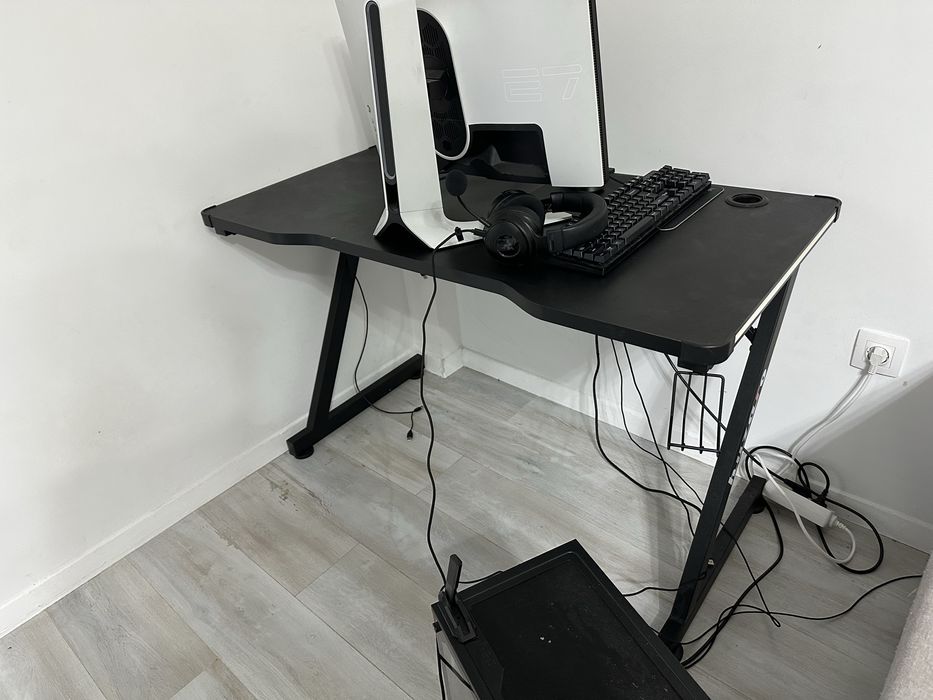 Se vine scaun gaming si birou impecabile.