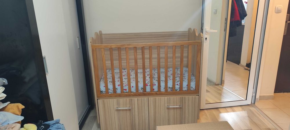 Продавам детска кошара с размери: Дължина 110 см, Широчина 60 см
