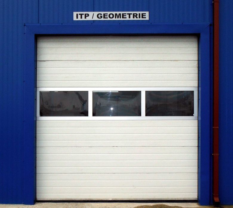 Usa sectionala izolata industriala 3500/3500 cu actionare lant