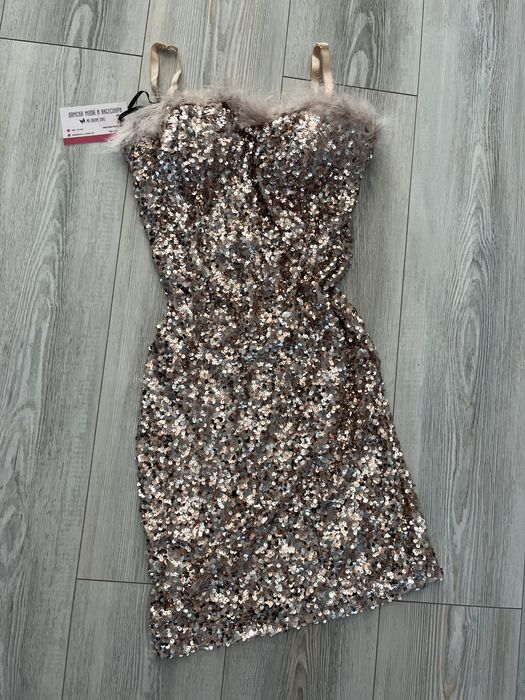 Рокля с пайети и пера