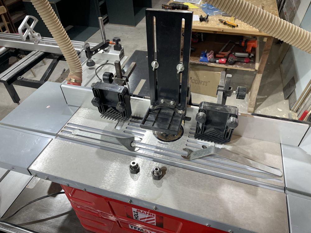 Настолна фреза Holzmann TFM610V