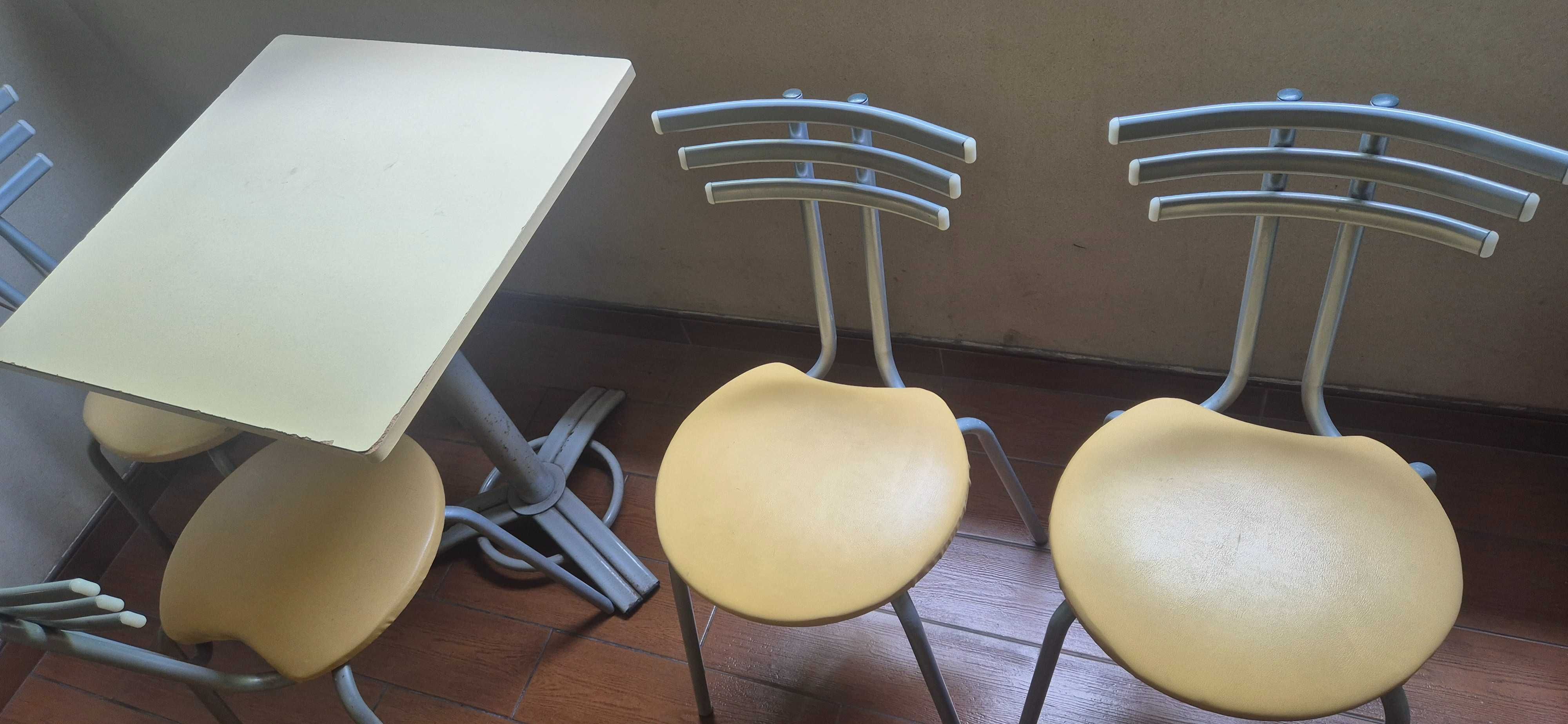 Продавам маса и четири стола