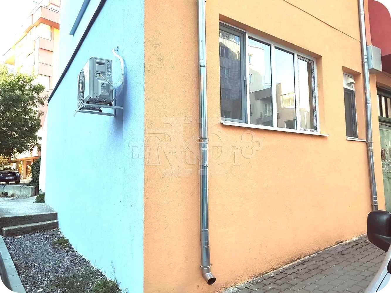 Зад хотел Добруджа, тристаен тухлен обновен апартамент, 81800€.