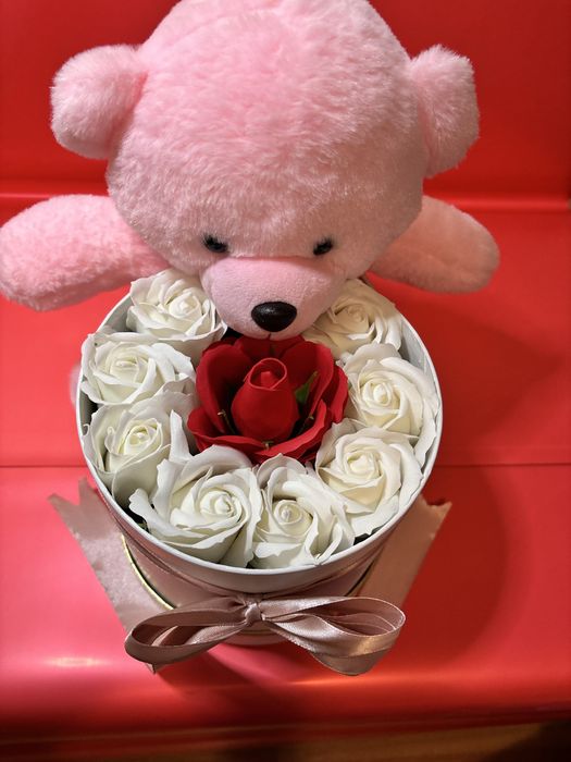 Cutie trandafiri cu ursulet de plus