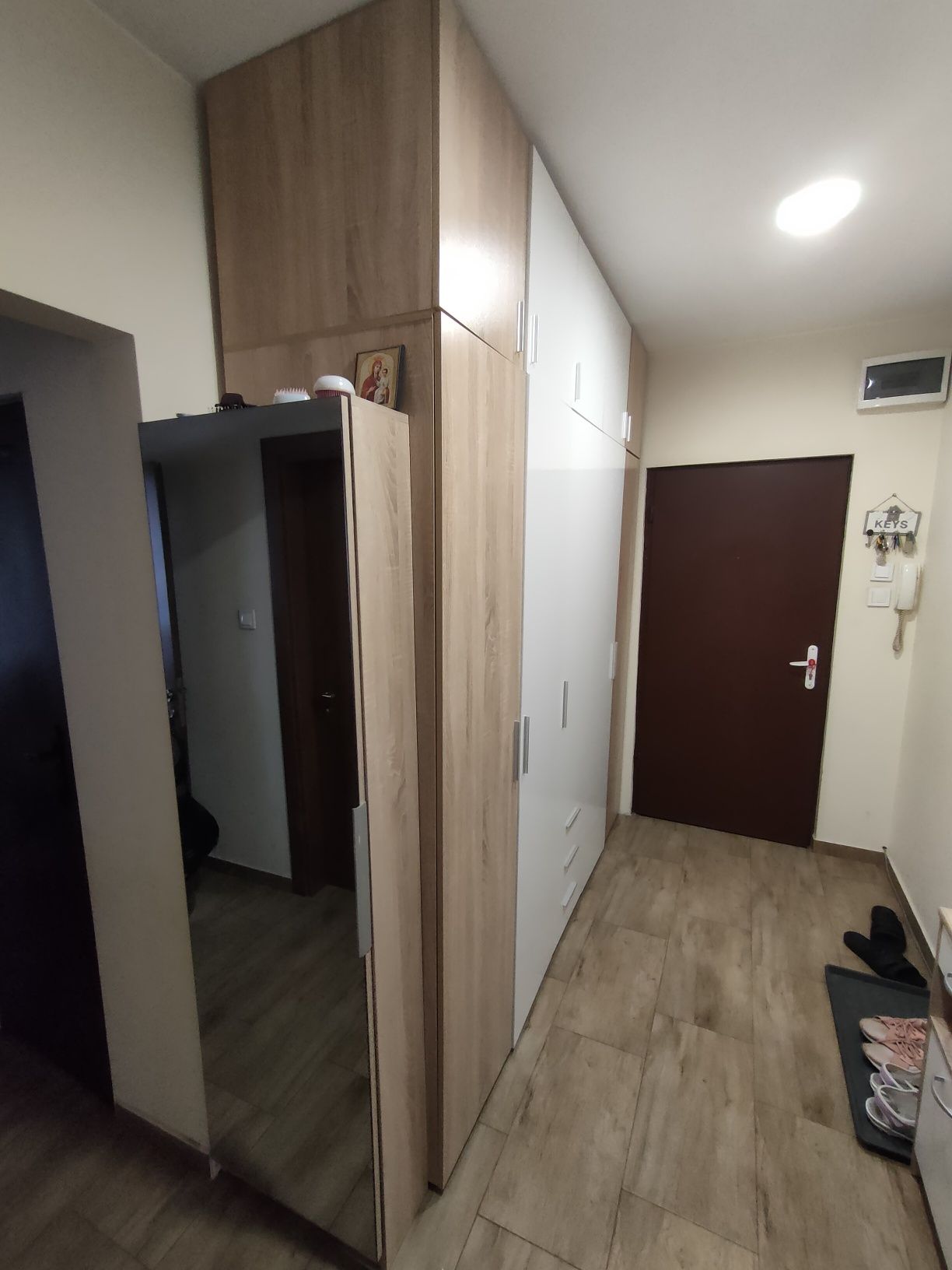Гардероб в бяло и дъб сонома