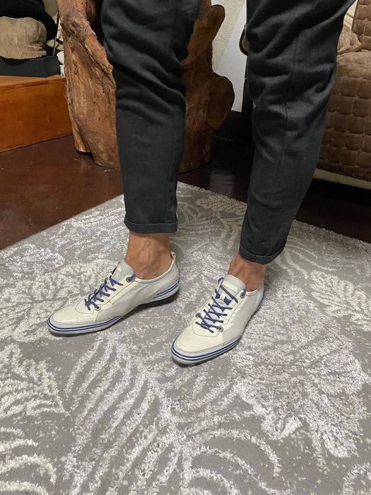 Pantofi sport albi lăcuiți