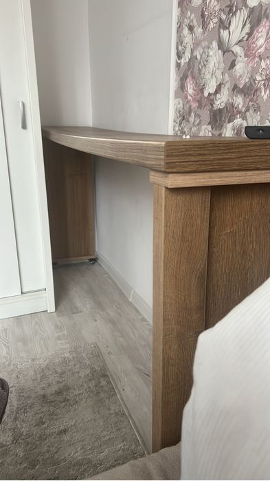 Masa cu roti si frane, deasupra patului sau mini bar in living laptop