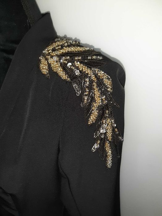 Costum superb BBY de ocazie cu paiete si broderie aurie botez cununie