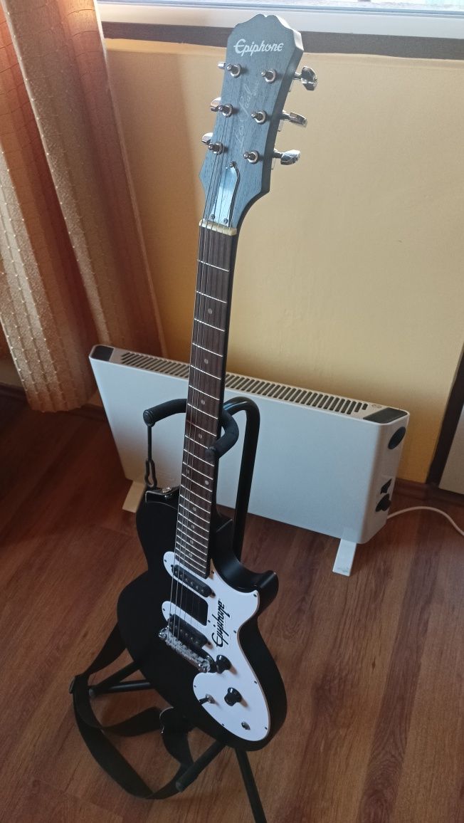 Чисто нова електрическа китара