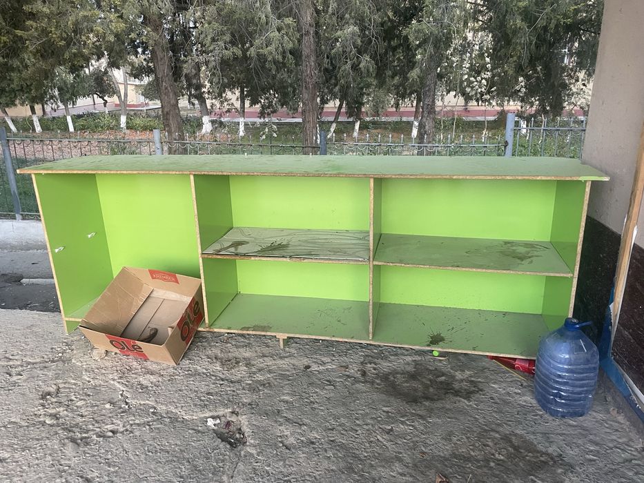 Magazin uchun mebel sotiladi