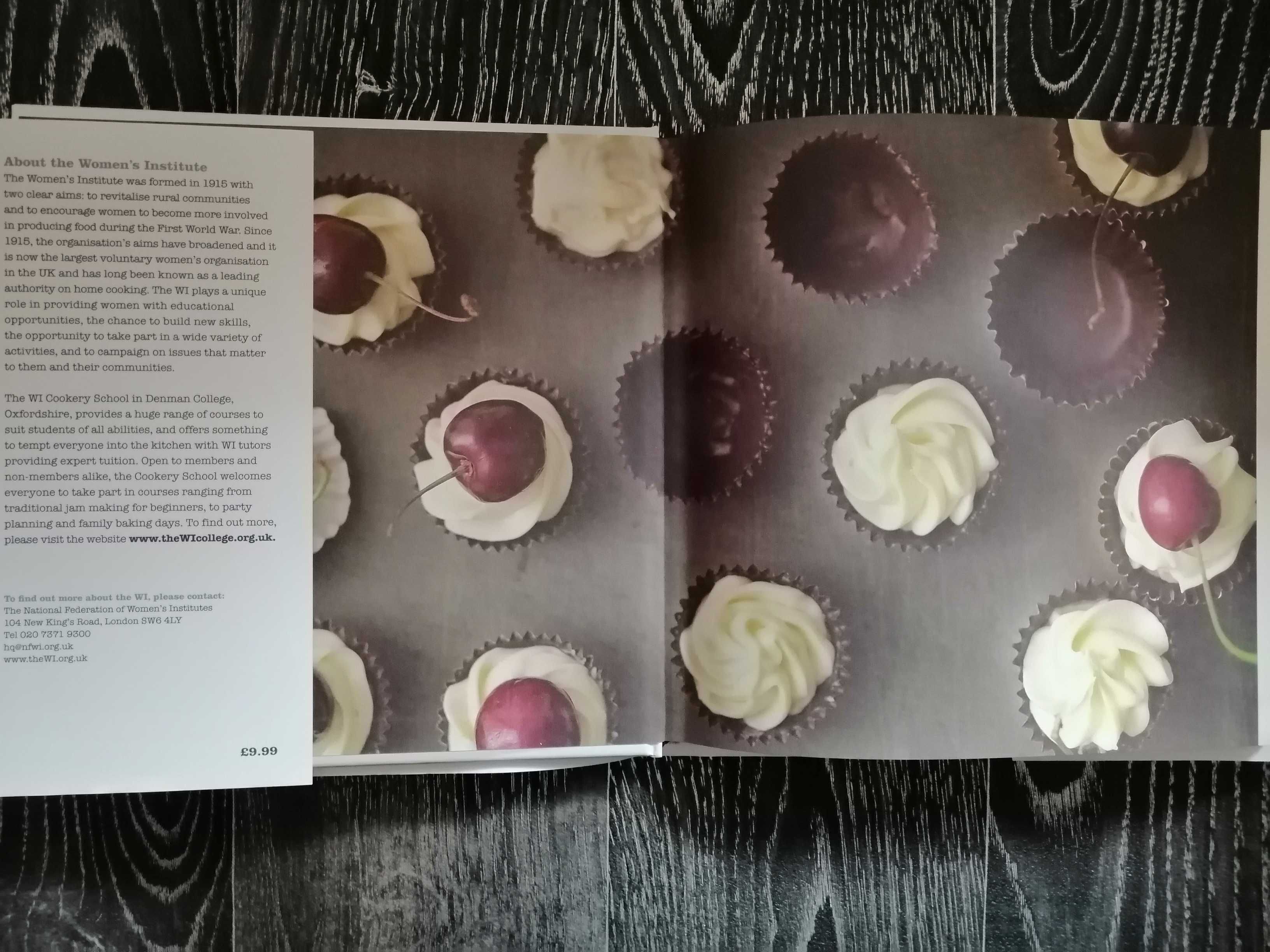 Cartea de gătit "Chocolate success" de Sara Lewis în engleza