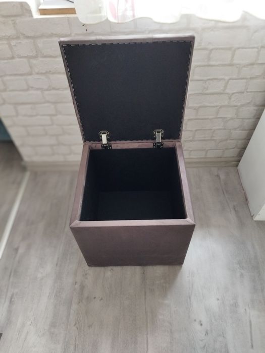 Vând taburet ( taburel)din catifea gri inchis cu spatiu pentru depozit