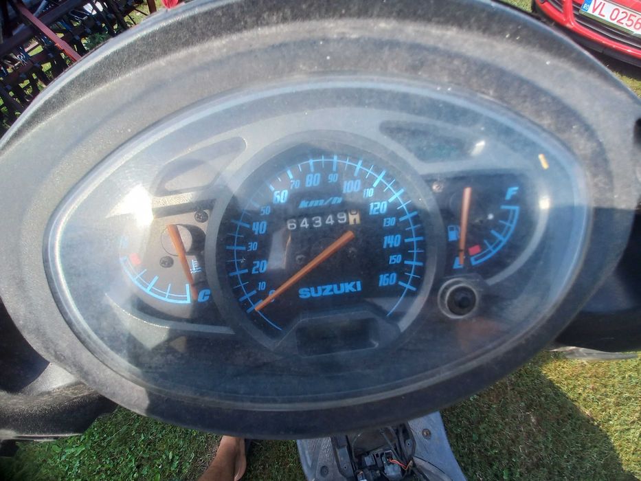 Vand scuter Suzuki sixteen