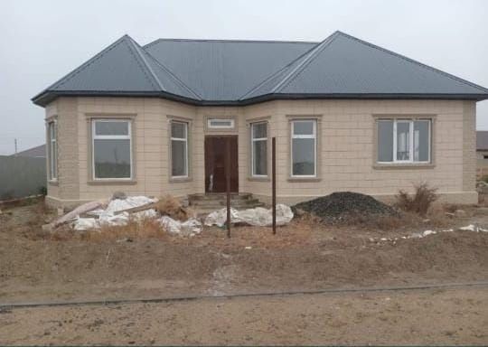 Еркінқала бірінші көшеде көлемі 10х15 шаршы Үш бөлмелі үй сатылады