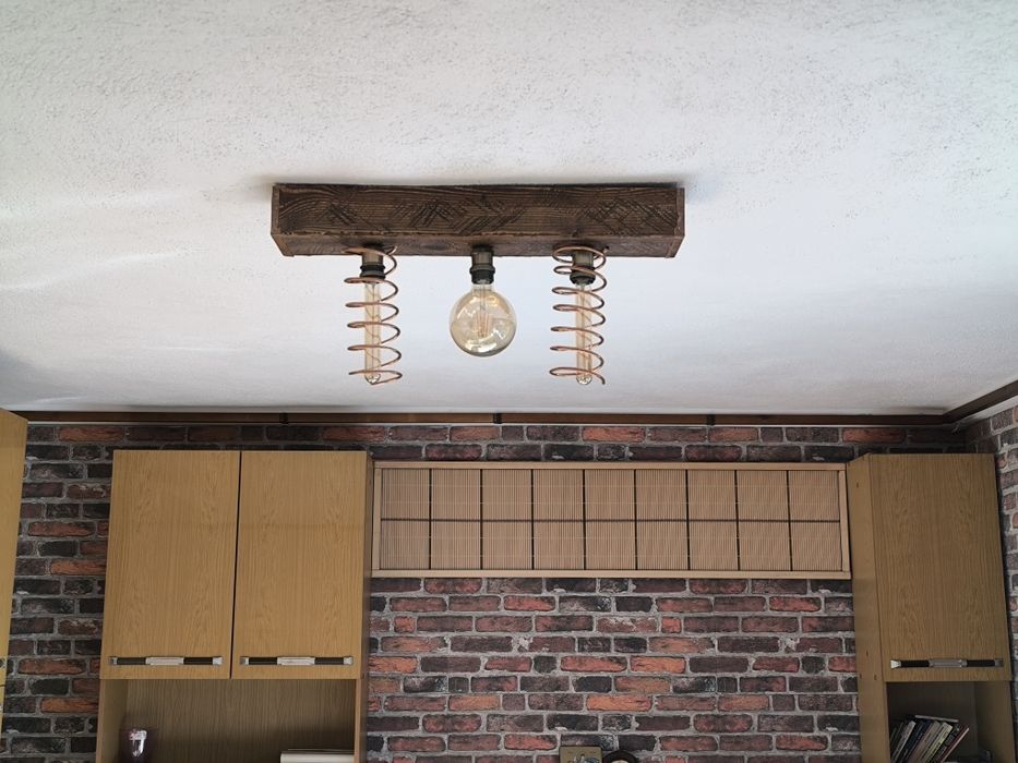 Полилей изработен от мед и дърво