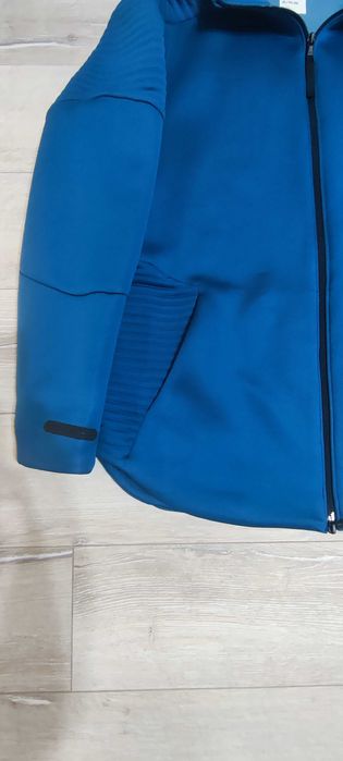 Продавам зимен суитчър с качулка Under Armour -  размер XL