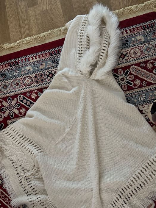 Белое теплое пончо