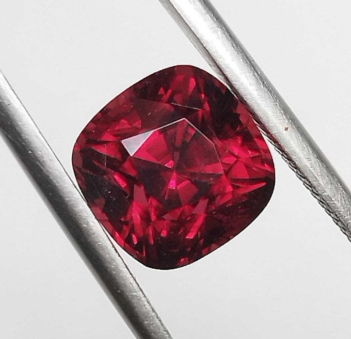 Прекрасен шпинел в топ червен цвят - 2.96Кт.! Сертифициран! НОВ!