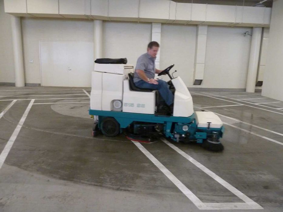 Măturat - Curatat mecanizat/manual - parcări subterane și supraterane