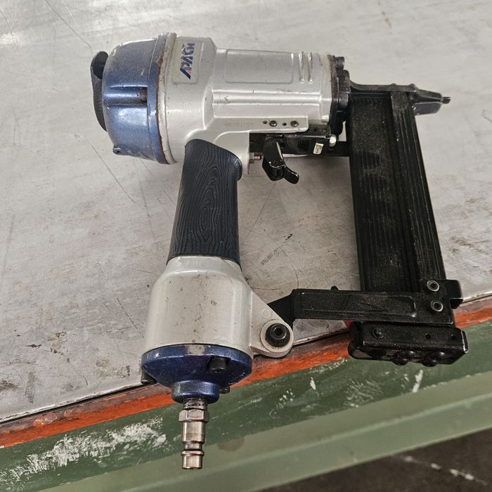 пневматичен такер