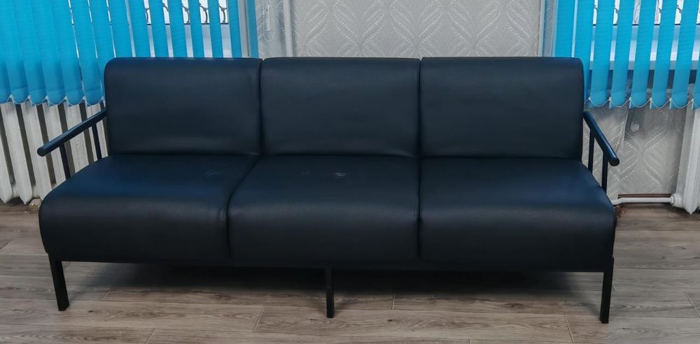Продам кожаный диванчик