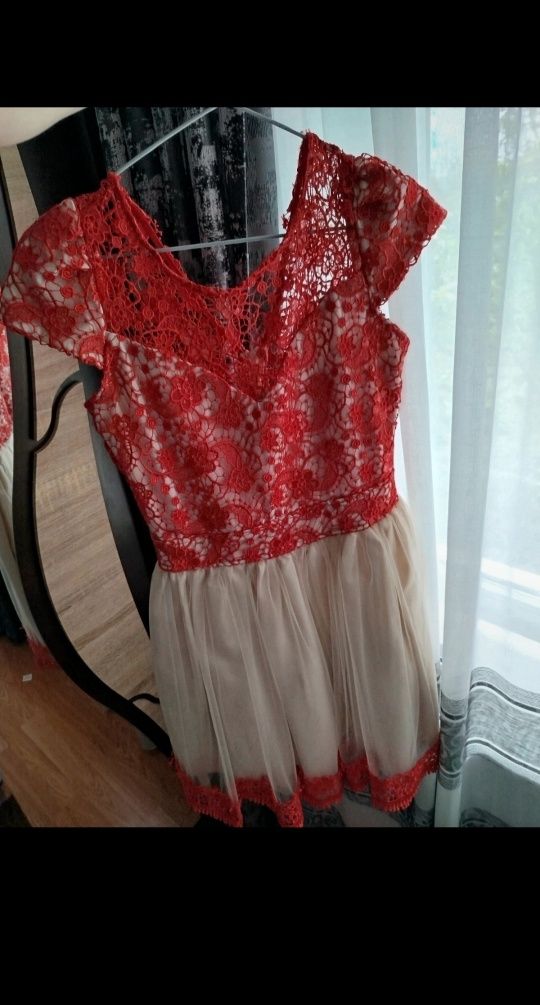 Rochie ELLA nud cu dantelă roșie!