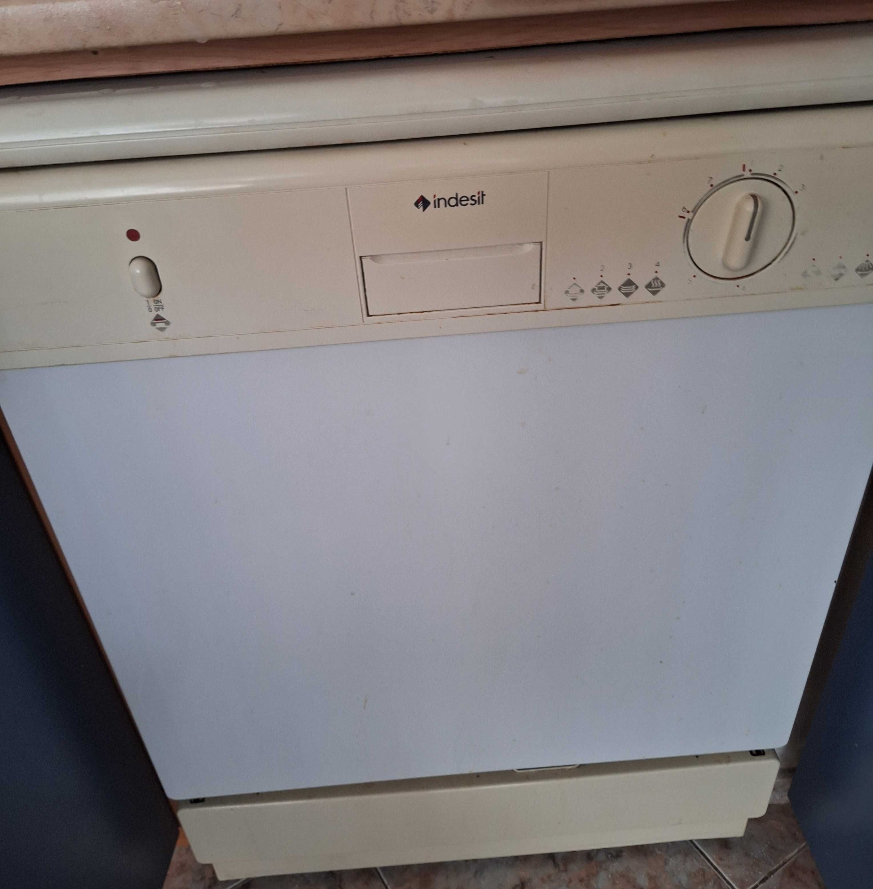 Съдомиялна Indesit