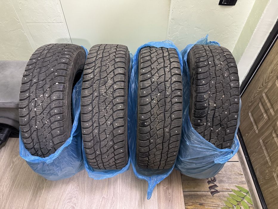 Продам шипованные шины Viatti Bosco 215/70/R16