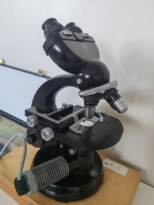 Профисионален микроскоп