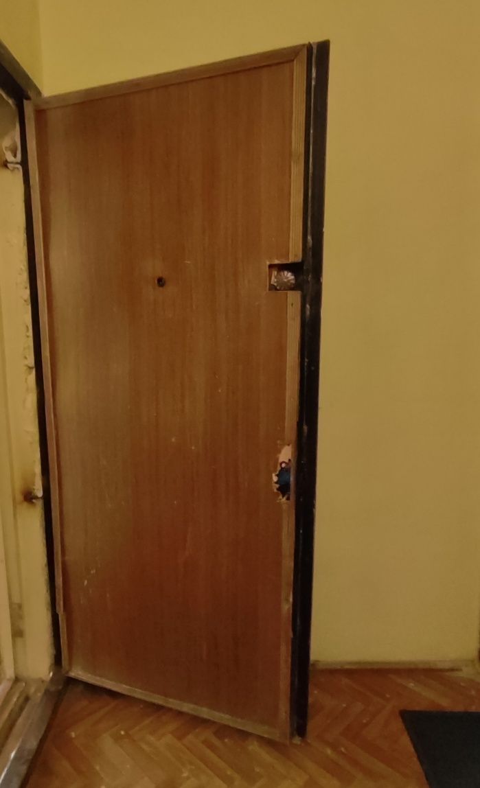 Продаётся дверь в хорошем состоянии