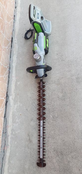 Trimer pe bateri .56v. pentru gard viu