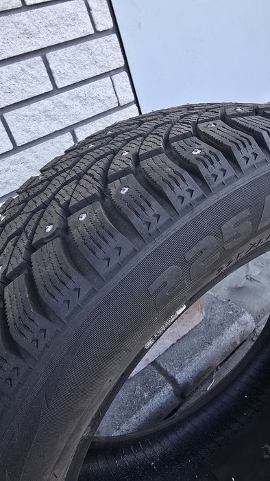 Зимние шины на шипах в отличном состоянии