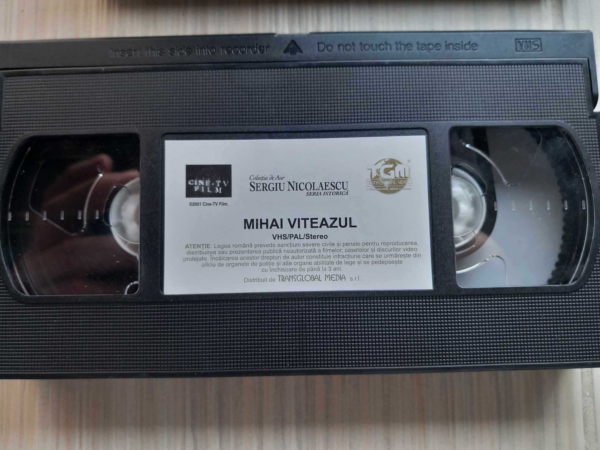 Vând doua casete VHS colecția Sergiu Nicolăescu.