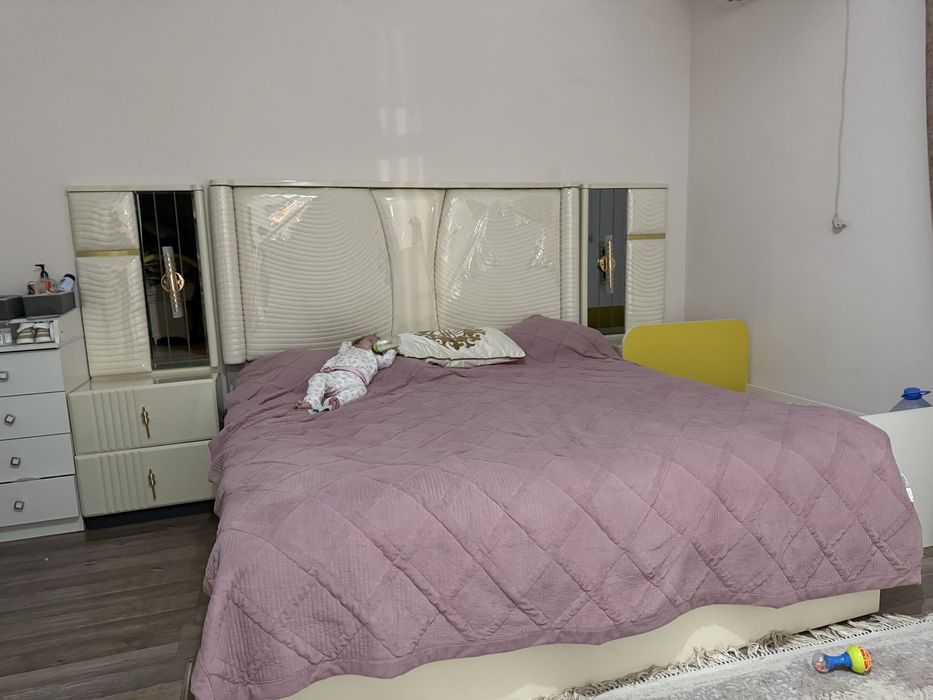 Продам спальный гарнитур в отличном состоянии .