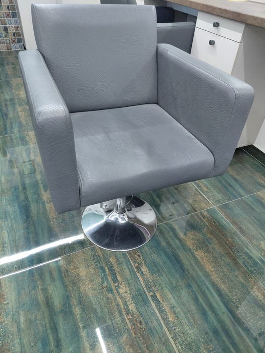 Vând scaune frizerie