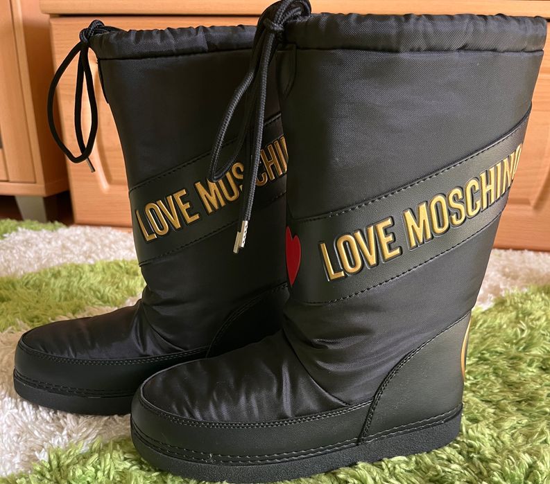 Vând cizme noi Moschino