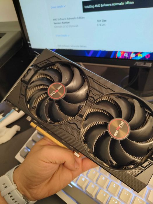 RX 5500 xt 4GB , placa video este in stare perfecta.