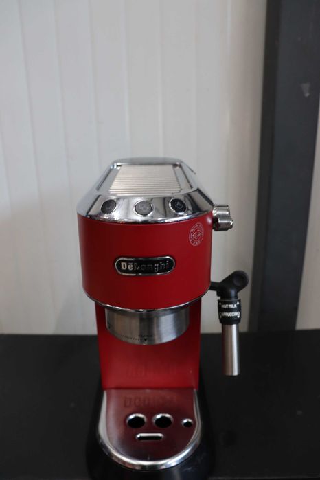 Еспресо кафемашина Delonghi Dedica EC685.M (Метал) 15 Bar, 1350W