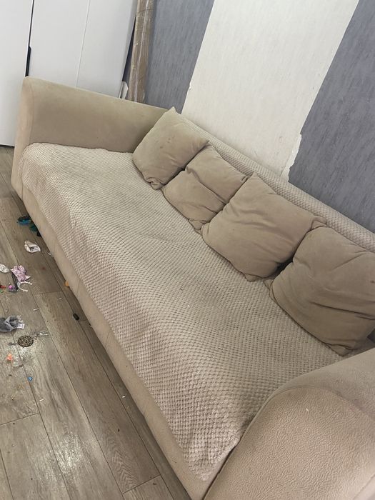 Продам диван  кремовый