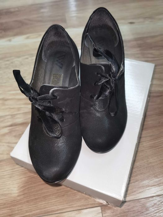 Дамски обувки, обувани само за повод