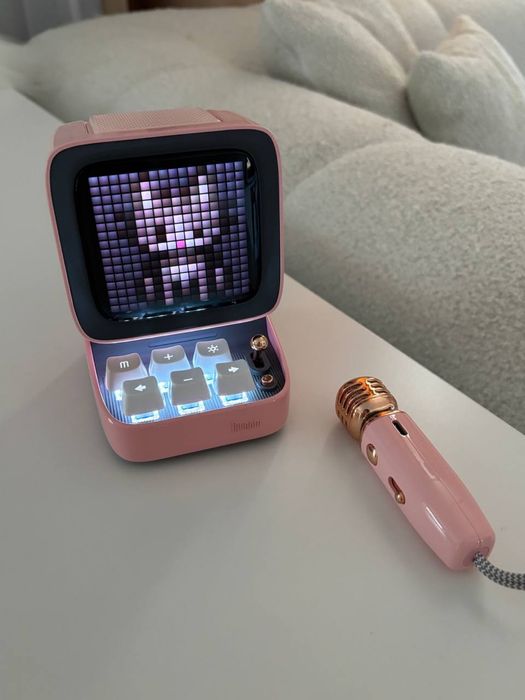 Продам портативный караоке-колонка с пиксельным дисплеем и микрофоном