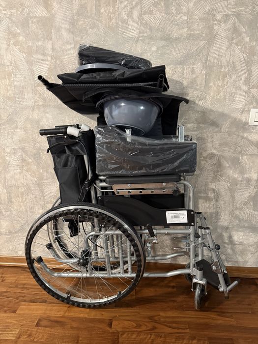 Scaun cu rotile multipozabil cu vas de toaleta detasabil