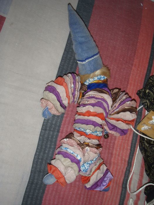 Clovni papusa din portelan si discuri de material, 45 cm