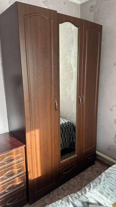 Срочно продам шкаф и комод с зеркалом