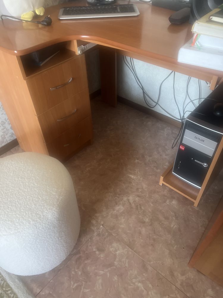 Компьтерный стол,б/у