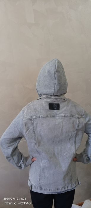 Jensi pidjak va yengi sviter oʻgʻil bolaga